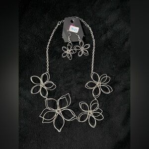 Paparazzi | Floral Necklace and Earring Set